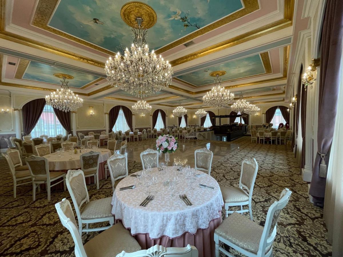 Hotel Parc Tecuci Екстериор снимка