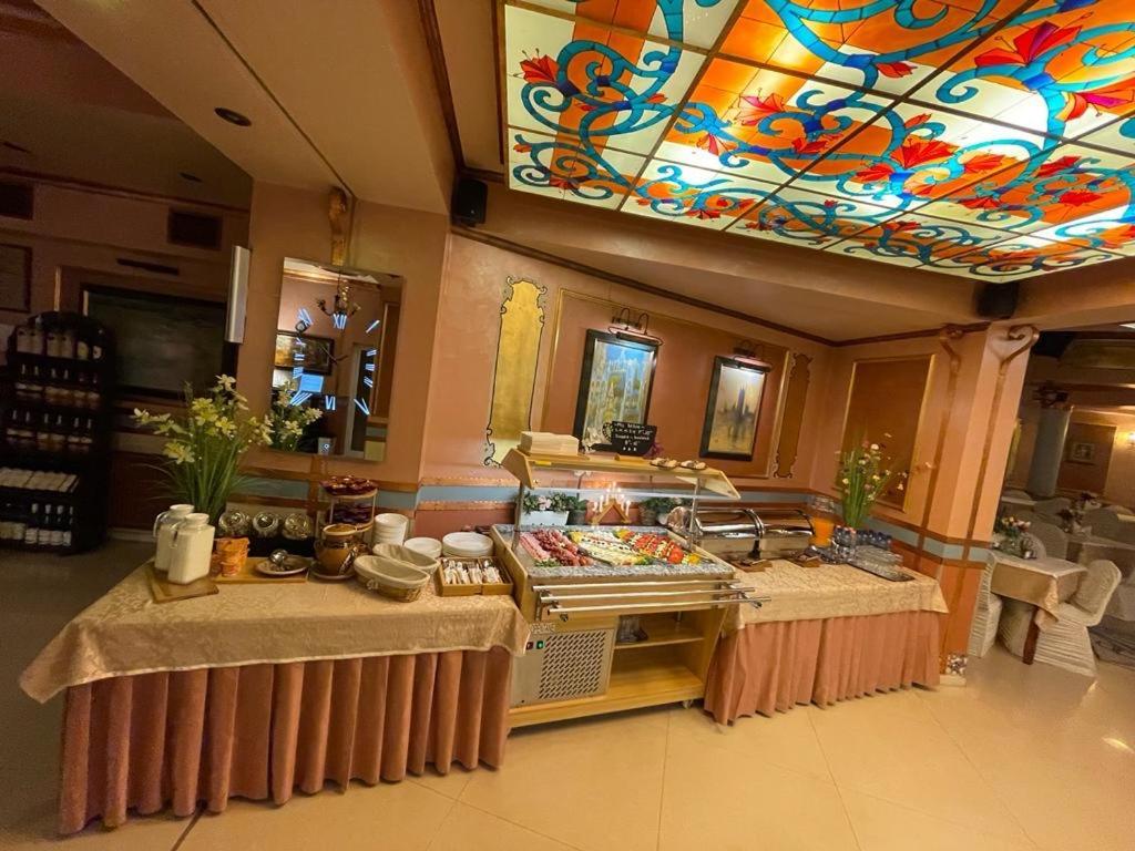 Hotel Parc Tecuci Екстериор снимка
