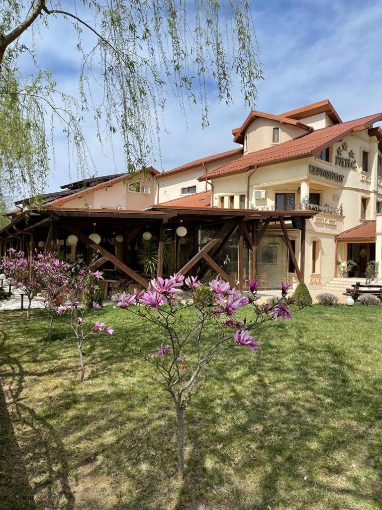 Hotel Parc Tecuci Екстериор снимка