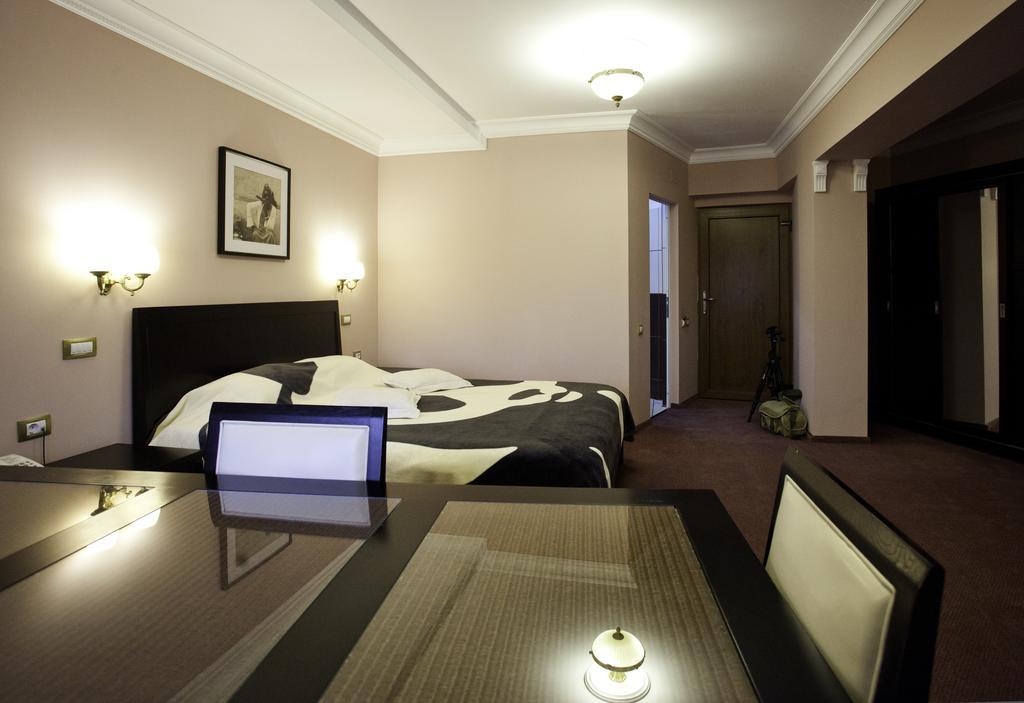 Hotel Parc Tecuci Стая снимка
