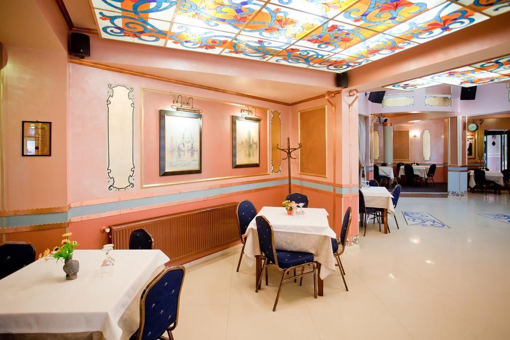 Hotel Parc Tecuci Екстериор снимка