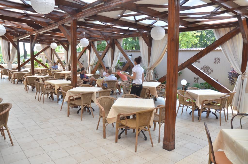 Hotel Parc Tecuci Екстериор снимка