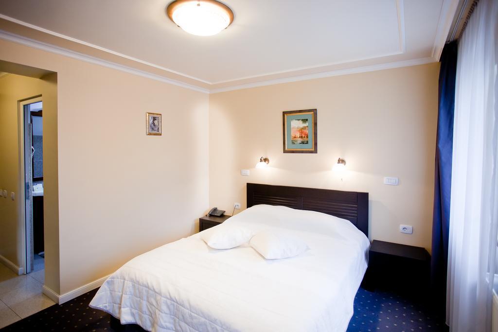 Hotel Parc Tecuci Екстериор снимка
