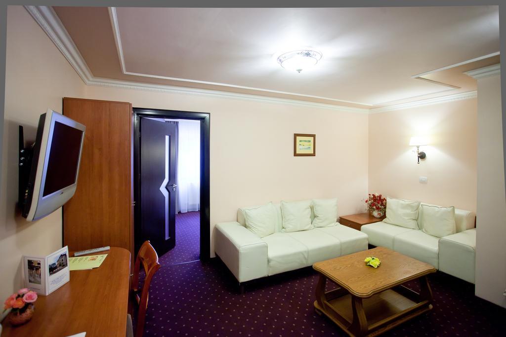 Hotel Parc Tecuci Екстериор снимка