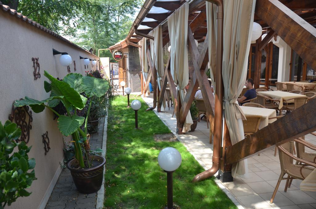 Hotel Parc Tecuci Екстериор снимка