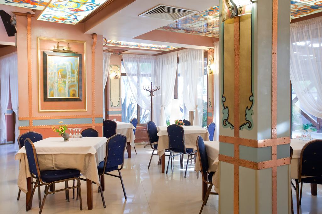 Hotel Parc Tecuci Екстериор снимка