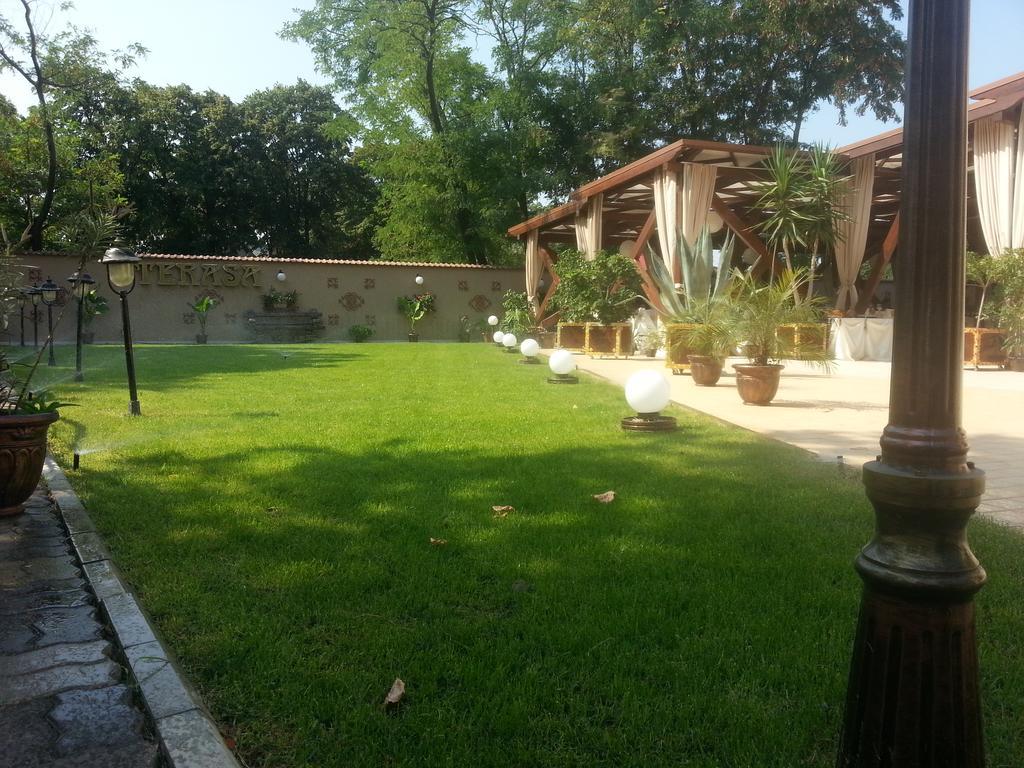 Hotel Parc Tecuci Екстериор снимка